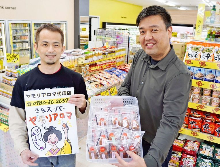 <div class="caption">ヤモリアロマの代理店になった「きなスーパー」の喜納政作さん（左）と製造している西村義人さん＝２１日、今帰仁村</div>