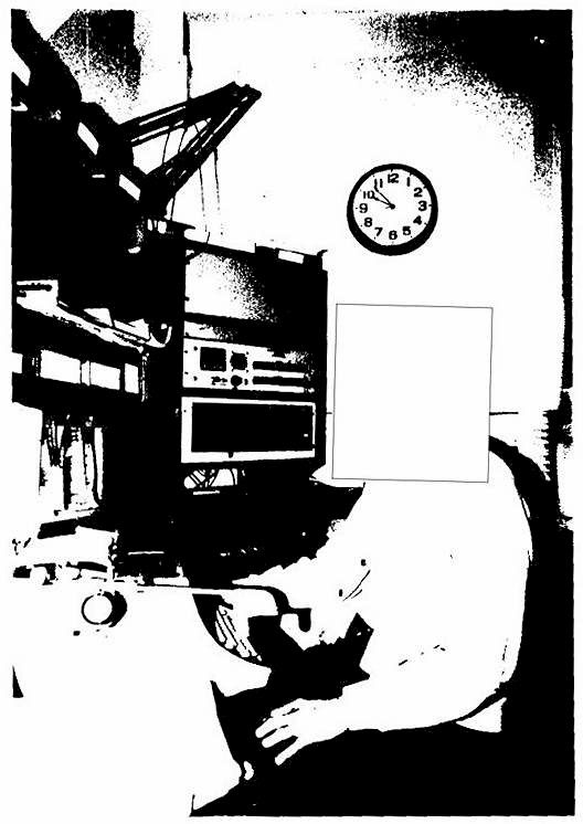 ＣＩＡ内部文書に含まれていた瀬名波通信施設内の様子を示す１９８７年６月の写真。職員の顔が分からないように処理して公開された