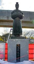 　近鉄上ノ太子駅前に建立された聖徳太子像＝２７日午後、大阪府羽曳野市