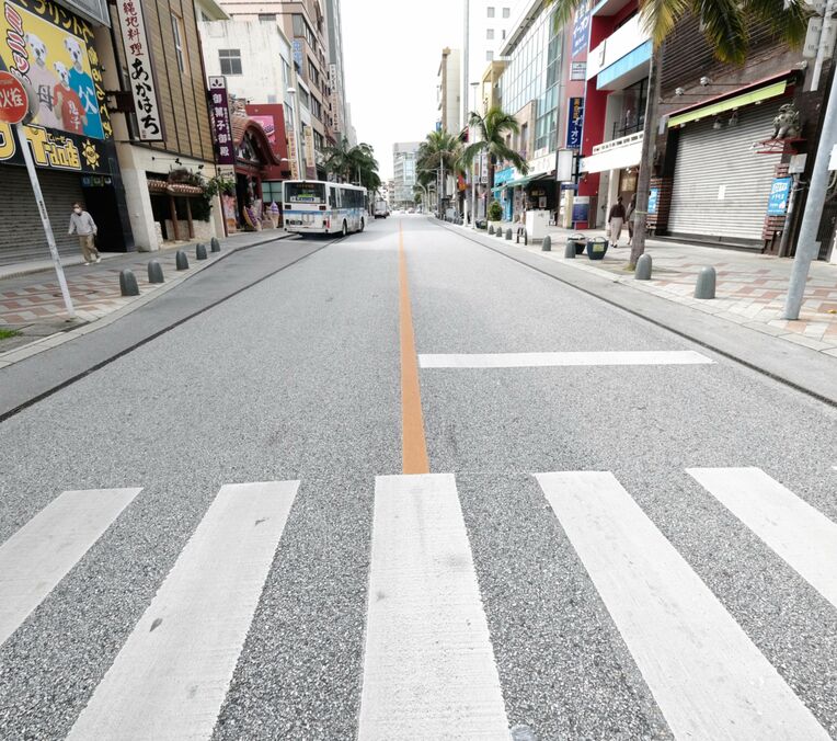 人通りが減り、閑散とする那覇市の国際通り＝１月２７日