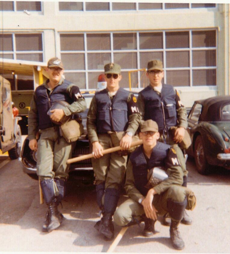 沖縄滞在中のブルース・リーバー氏（後列右）とパトロール仲間の憲兵隊員（１９７０年、同氏提供）