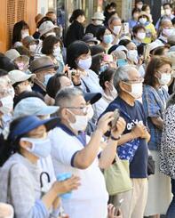 　神奈川県大和市で街頭演説に耳を傾ける人たち＝２７日午後