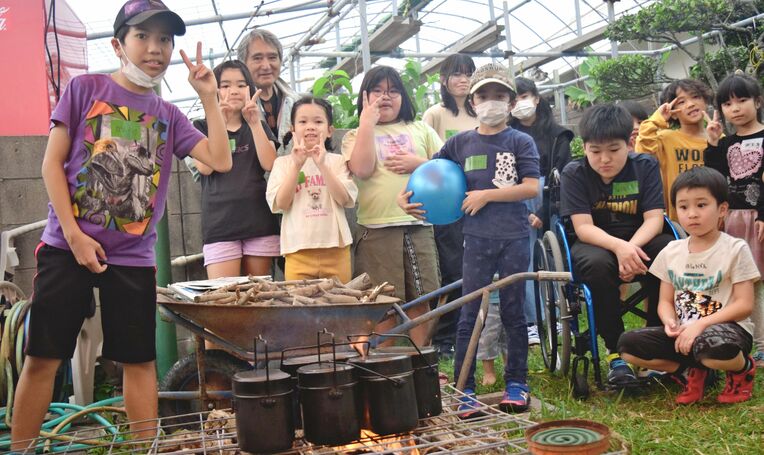 飯ごう炊飯を楽しむ子どもたち＝３月３０日、北中城村・和仁屋公民館