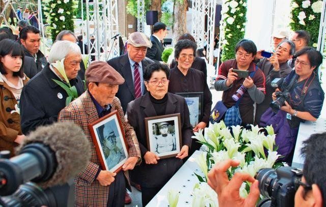 ２・２８事件の追悼式典に出席する沖縄県出身犠牲者の遺族ら。損害賠償が認められた遺族もおり、台湾メディアの関心を集めた＝２８日、台北市・二二八国家紀念館（照屋剛志撮影）