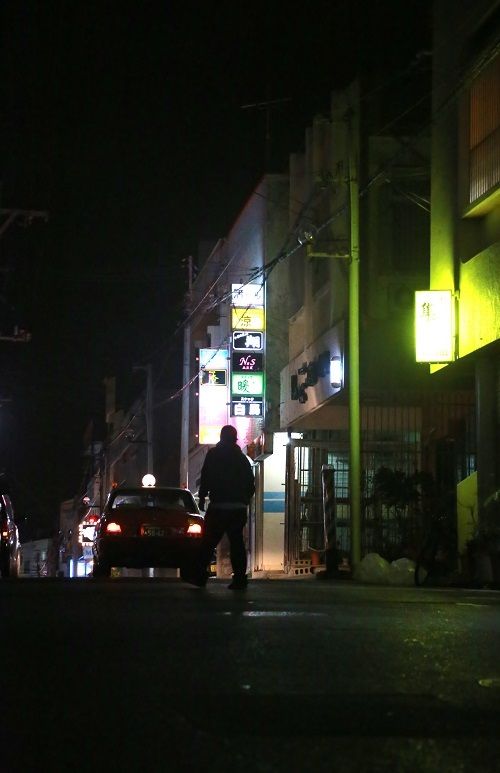 かつてにぎわった社交街も、今は低迷している。空車のタクシーが、乗客を求めてゆっくりと走り回っていた＝１５日午後１０時半ごろ、宜野湾市普天間