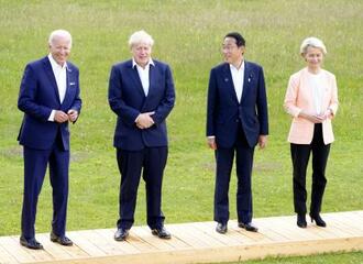 　記念撮影に臨む（左から）バイデン米大統領、英国のジョンソン首相、岸田首相、フォンデアライエン欧州委員長＝２６日、ドイツ南部エルマウ（共同）