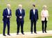 　記念撮影に臨む（左から）バイデン米大統領、英国のジョンソン首相、岸田首相、フォンデアライエン欧州委員長＝２６日、ドイツ南部エルマウ（共同）