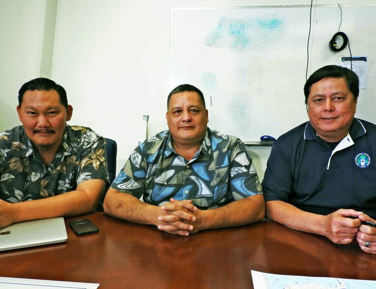 グアム政府環境保護局の（左から）ラプリー氏、ゲレーロ局長、クルス氏＝グアム