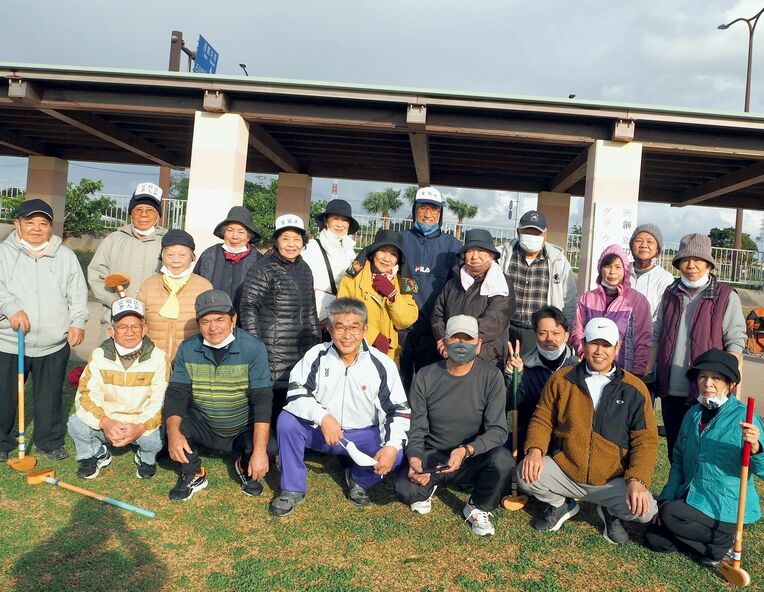 宮前区自治会創立７０周年記念でグラウンドゴルフを楽しみ、記念撮影する区民ら＝１０日、うるま市の石川緑地広場