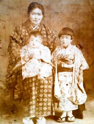 幼少期の石垣正子さん（右）が母豊さんと４歳下の弟と写った記念写真。当時台湾にいた父に送ったものという（石垣さんの写真アルバムから）