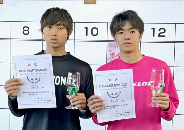 １６歳以下男子ダブルスで優勝した宮里琉星（左）・喜久川楓組。宮里はシングルスも制して２冠＝鹿児島県内（提供）