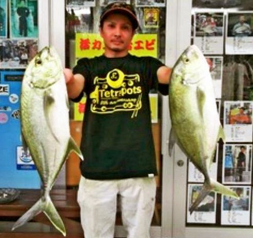熱田漁港で６３．７センチ、２．６５キロのオニヒラアジを釣った渡嘉敷龍さん＝７日