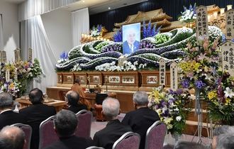 大田昌秀さんをしのび、多くの人が参列した告別式＝１５日午後、浦添市・いなんせ会館