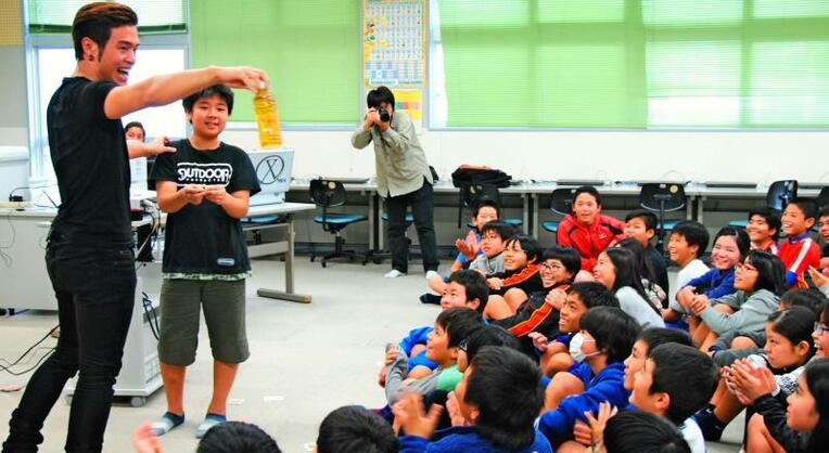 ＭＡＳＡさんのマジックに驚き、歓声を上げる子どもたち＝１９日、浦添市の宮城小学校