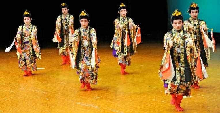 華やかな衣装で「若衆ぜい」を踊る子どもたち＝３０日午後、沖縄市民会館