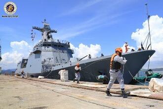 　フィリピン北部スービック湾の新基地に接岸したフリゲート艦＝２４日（同国海軍提供・共同）
