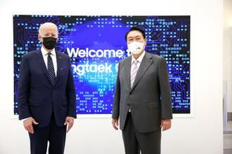 　２０日、ソウル近郊・平沢のサムスン電子の半導体工場を訪問したバイデン米大統領（左）と韓国の尹錫悦大統領（韓国大統領府提供、共同）