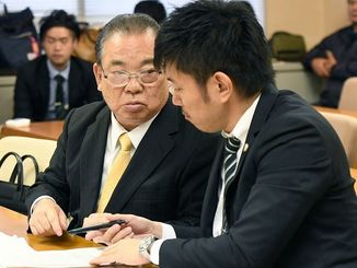 参考人招致で弁護士の助言を受ける安慶田光男前副知事（２月２０日）