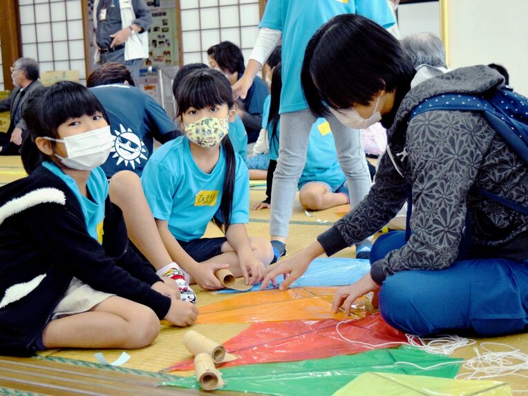 「たこ作り」に挑む子どもたち＝１２月２６日、沖縄市・泡瀬公民館