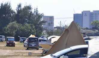 キャンプ客らであふれる糸満市の北名城ビーチ。交通事故やごみ放置などが地域を悩ませている