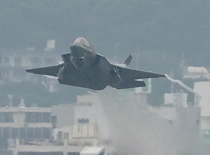 （資料写真）爆音を響かせて離陸するＦ３５戦闘機＝沖縄の米軍普天間飛行場