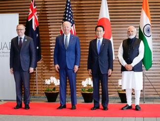 　「クアッド」首脳会合前に記念写真に納まる（左から）オーストラリアのアルバニージー首相、バイデン米大統領、岸田首相、インドのモディ首相＝２４日午前、首相官邸