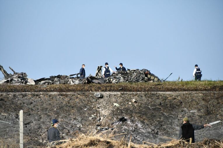 軽飛行機が空港のフェンスを突き破り、墜落した現場=12日午後4時45分ごろ、伊江村・伊江島空港