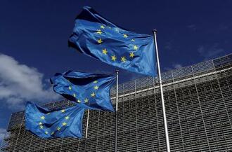 　ブリュッセルの欧州連合（ＥＵ）本部に掲げられた旗＝２０２０年８月（ロイター＝共同）