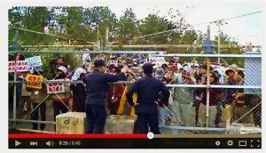 基地建設に抗議する市民を基地内から撮影した動画（ユーチューブから）