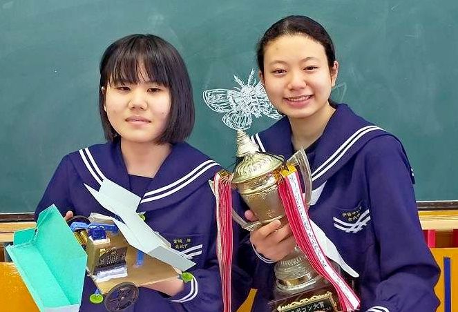 ロボコン大賞に輝いた金武中１年の（左から）宮城海さん、伊藝ゆいかさん＝金武町の同中学校（提供）