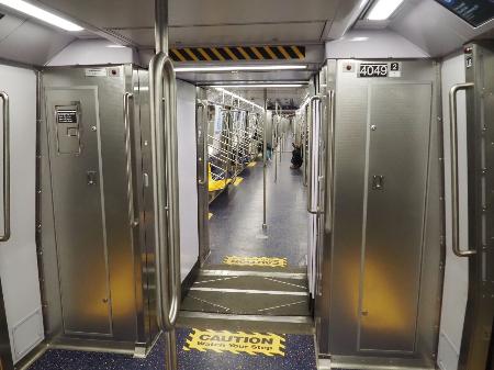 米ニューヨーク地下鉄の新型車両「Ｒ２１１Ｔ」の貫通路の部分。編成の先まで見通せる＝２０２４年２月１１日