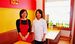 温かい色でまとめた店内で。オーナーの穐山由香さん（左）と料理を担当する母親の真喜志エミ子さん＝豊見城市宜保