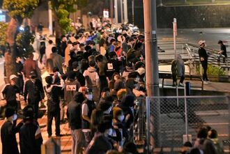 沖縄署前に詰めかけた若者たち＝２８日午前２時すぎ、沖縄市