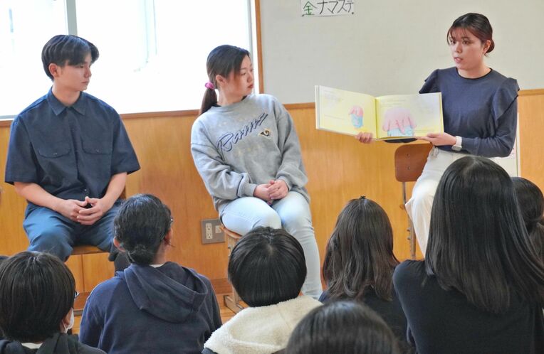 読み聞かせをする（右から）稲福美香さん、兼城桃花さん、亀谷長咲さん＝宜野湾市立はごろも小学校