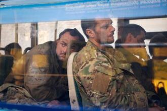 　１７日、ウクライナ・マリウポリの製鉄所から退避し、バスで搬送される兵士＝ドネツク州（ＡＰ＝共同）