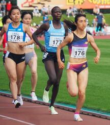 　女子１５００メートルＡで力走する（右から）田中希実、ヘレン・エカラレ＝士別市営陸上競技場