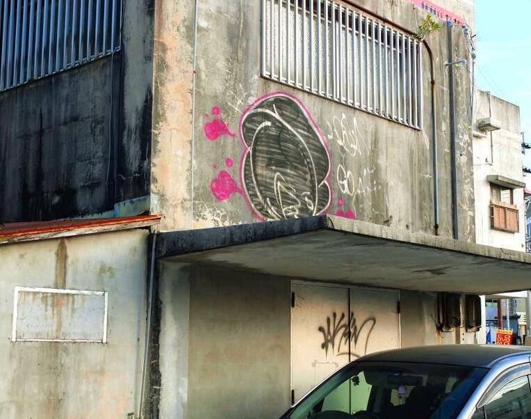 故山田真山さんのアトリエ壁面の落書き。下の扉の落書きは昨年されたものだという＝４日、宜野湾市普天間