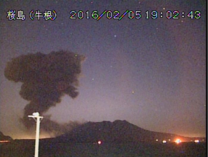 桜島が噴火した様子＝５日、午後７時２分ごろ（気象庁火山カメラから）