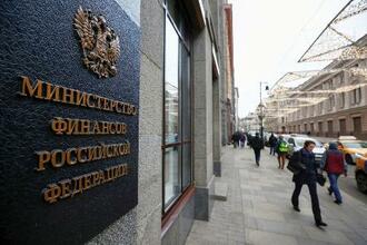 　ロシア財務省の横を歩く人々＝２０２１年３月、モスクワ（ロイター＝共同）