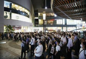 　東京・有楽町で街頭演説を聞く人たち＝１日午後（画像の一部を加工しています）