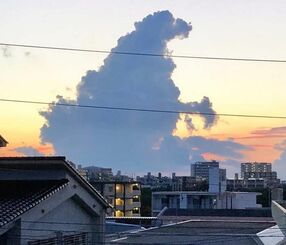 中城村南上原から宜野湾市上空向けに撮影されたゴジラのような雲＝２２日午後６時３０分頃（中村絵里さん撮影）