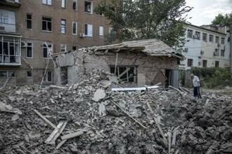 　ウクライナ・ドネツク州で、ミサイル攻撃でできた大きな穴＝６日（ゲッティ＝共同）