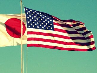 沖縄の米軍基地に掲げられた星条旗と日章旗