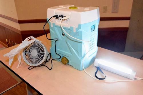 塩水とマグネシウムの化学反応で電気を起こす「水発電機」の電源で動く扇風機や照明器具
