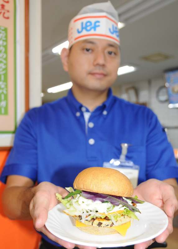 写真：「ヘルシーなのにおいしい」　沖縄のファーストフード・ジェフが新発売したバーガーとは