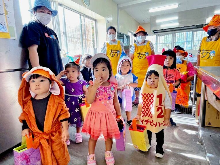 ハロウィーンの仮装で村特産品加工センターを訪れたへき地保育所の子どもたち＝１０月２８日、粟国村内（與那則子さん提供）