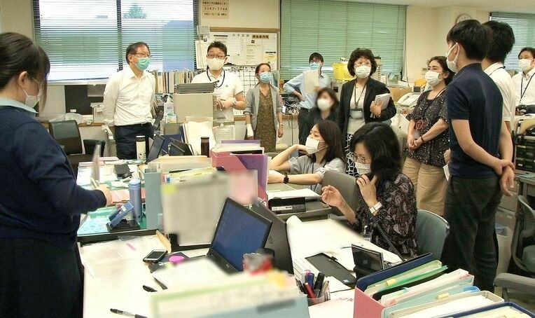 ミーティングをする東京都中野区保健所の職員たち（映画「終わりの見えない闘い」から、ピース・クリエイト提供）