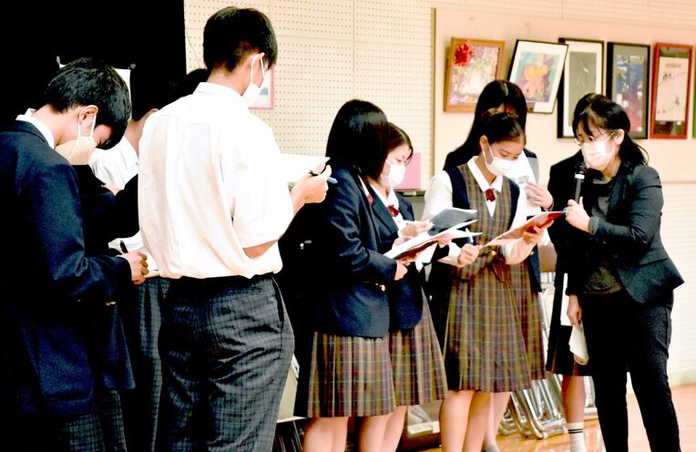 ワークショップで沖縄戦当時の人々に思いを寄せる生徒たち＝八重瀬町・向陽高校