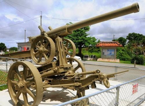 沖縄戦での避難壕・アブチラガマへ向かう場所に展示されている旧日本軍の大砲＝１６日、南城市玉城糸数