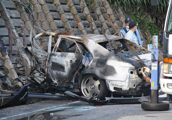 後ろから来た車が燃えている 運転席にいた1人死亡 沖縄 うるま市の路上 沖縄タイムス プラス ニュース 沖縄タイムス プラス